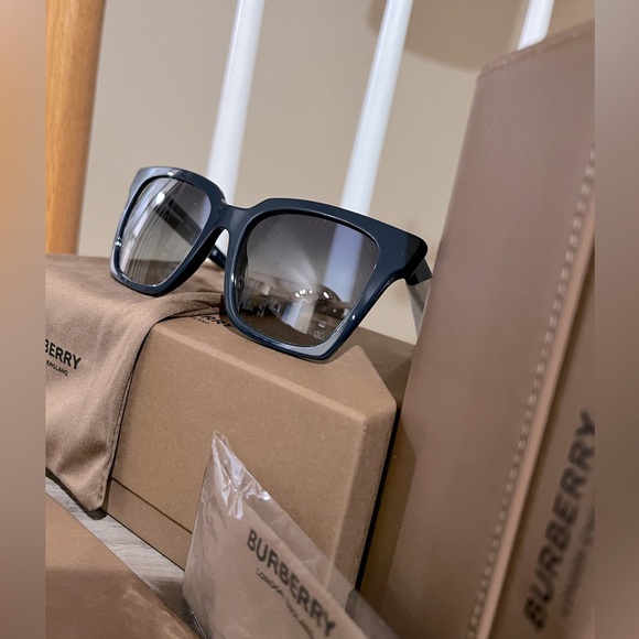 ❌SOLD❌ NIB Burberry Sunglasses For Women - Picture 7 of 9